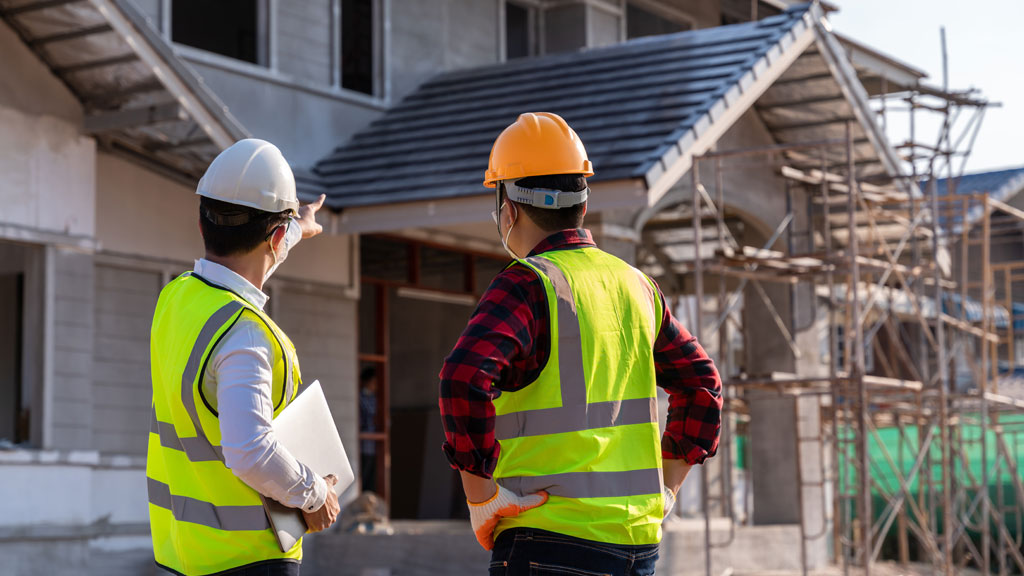 Personne vérifiant des informations de construction sur smartphone