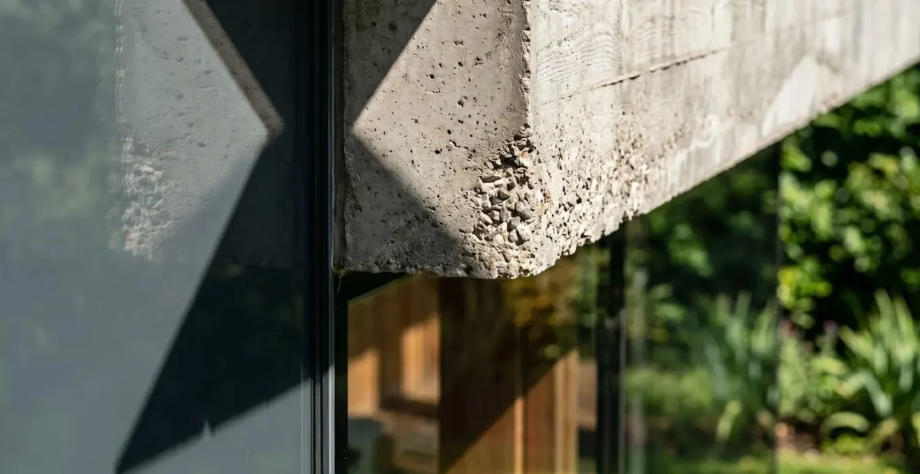 Coupe architecturale montrant l'angle du soleil d'été bloqué par une casquette et le soleil d'hiver entrant dans la maison