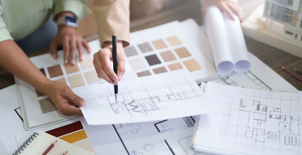 Chantier de rénovation avec gravats et carnet de notes montrant des chiffres barrés.